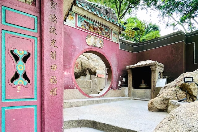 媽閣廟の香炉と赤い提灯