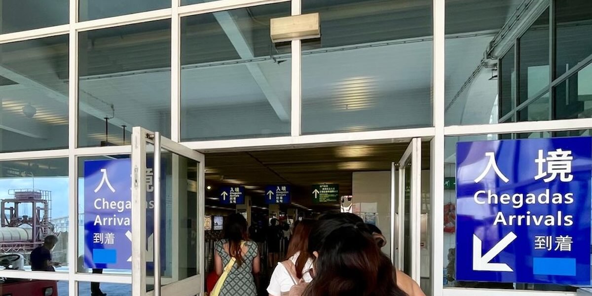 マカオ入国審査場入口（入境 Chegadas の青いサイン）