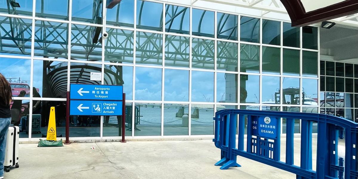 マカオフェリーターミナル到着エリアの案内標識（Arrivals／入境）