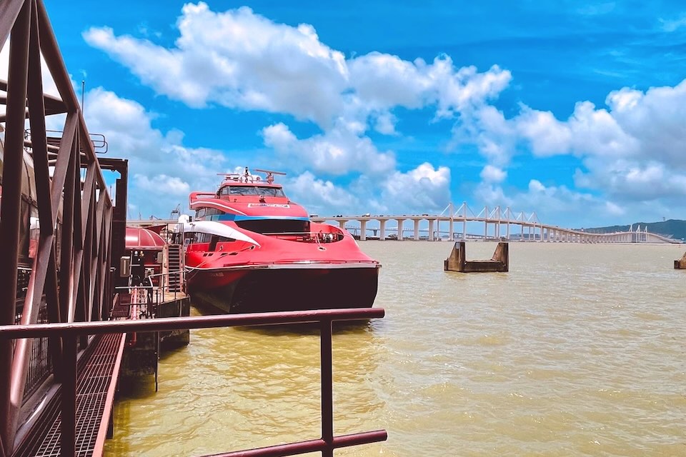 香港からマカオへ向かう高速フェリーの赤い外観