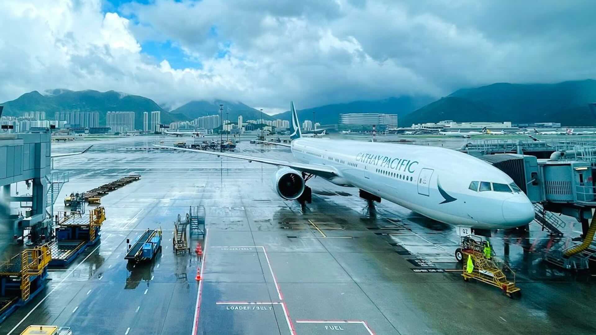 日本から直行便が多い香港国際空港（HKG）の利用が便利