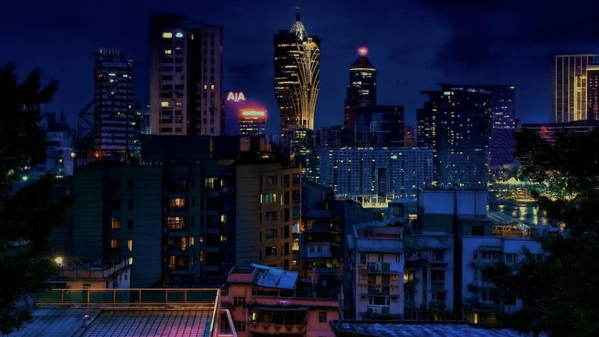 コタイ地区の夜景。人通りの多い時間帯は安心感が高い。