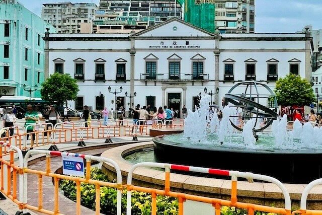 セナド広場の波模様石畳とポルトガル風建築