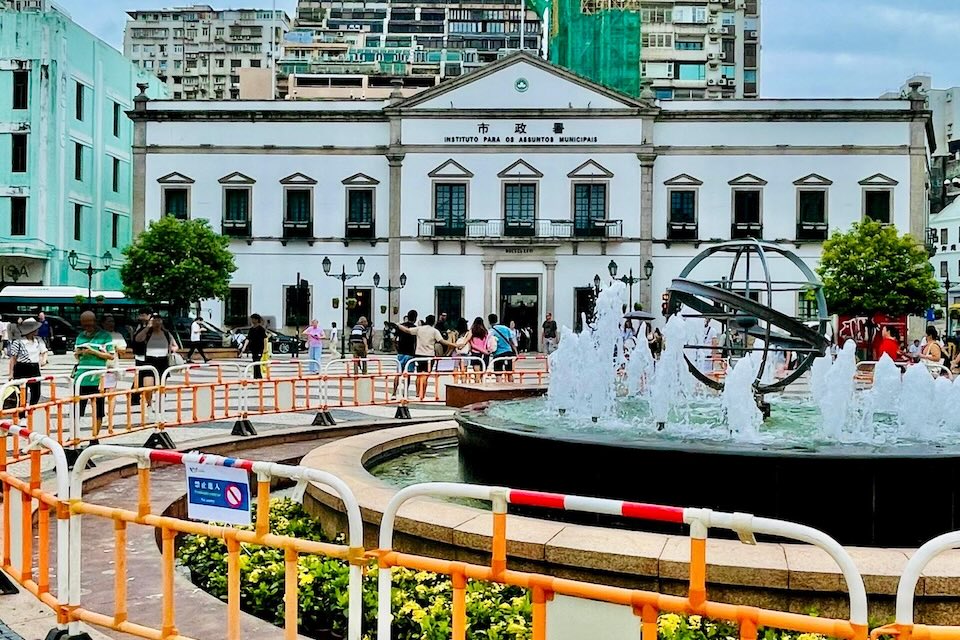 マカオ旧市街・セナド広場の波模様石畳と周囲の歴史的建物